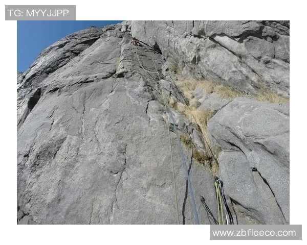 南京攀岩队的包夹战术解析与攀岩热点的深度探讨